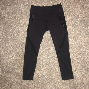 Splits 59 black Capri leggings!